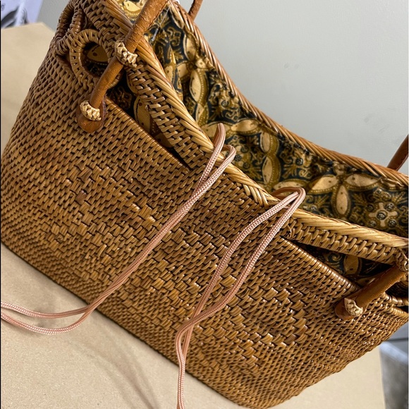 Straw Bag with Drawstring Closure - Picture 6 of 12
